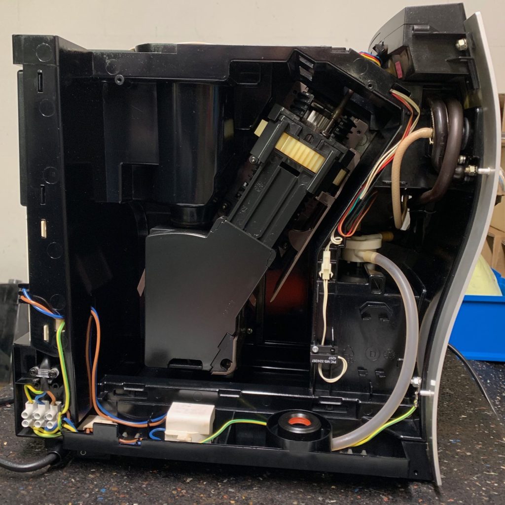 Servicearbeiten an einer defekten Kaffeemaschine