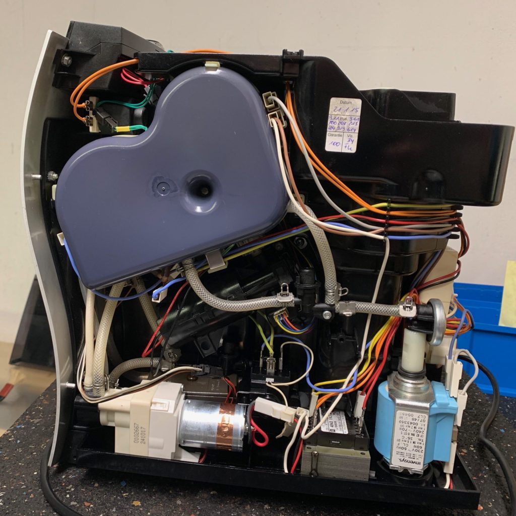 Technische Überprüfung einer Kaffeemaschine